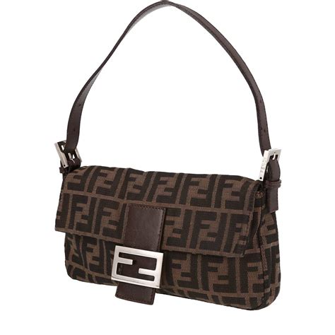 Questa borsa Fendi Baguette, più grande e più morbida, vista alla 